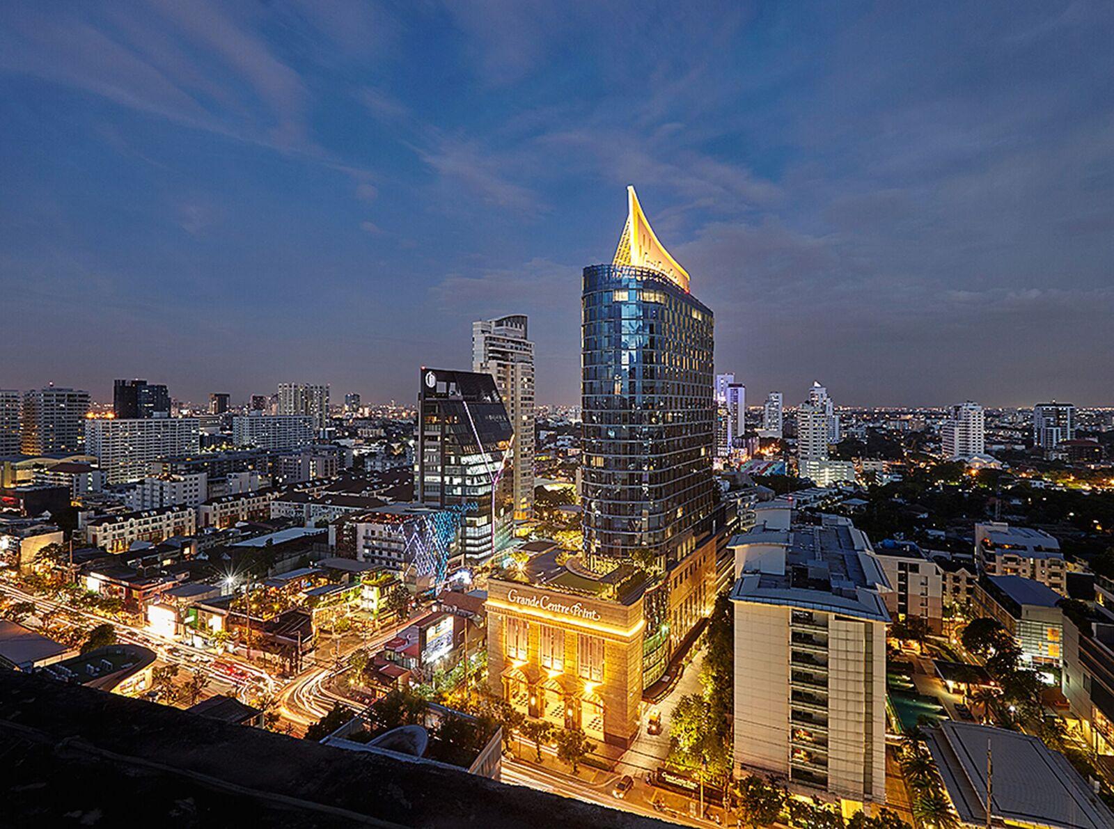 جراند سنتر بوينت سوكومفيت 55 ثونغ لو - SHA Plus بانكوك المظهر الخارجي الصورة The building at night