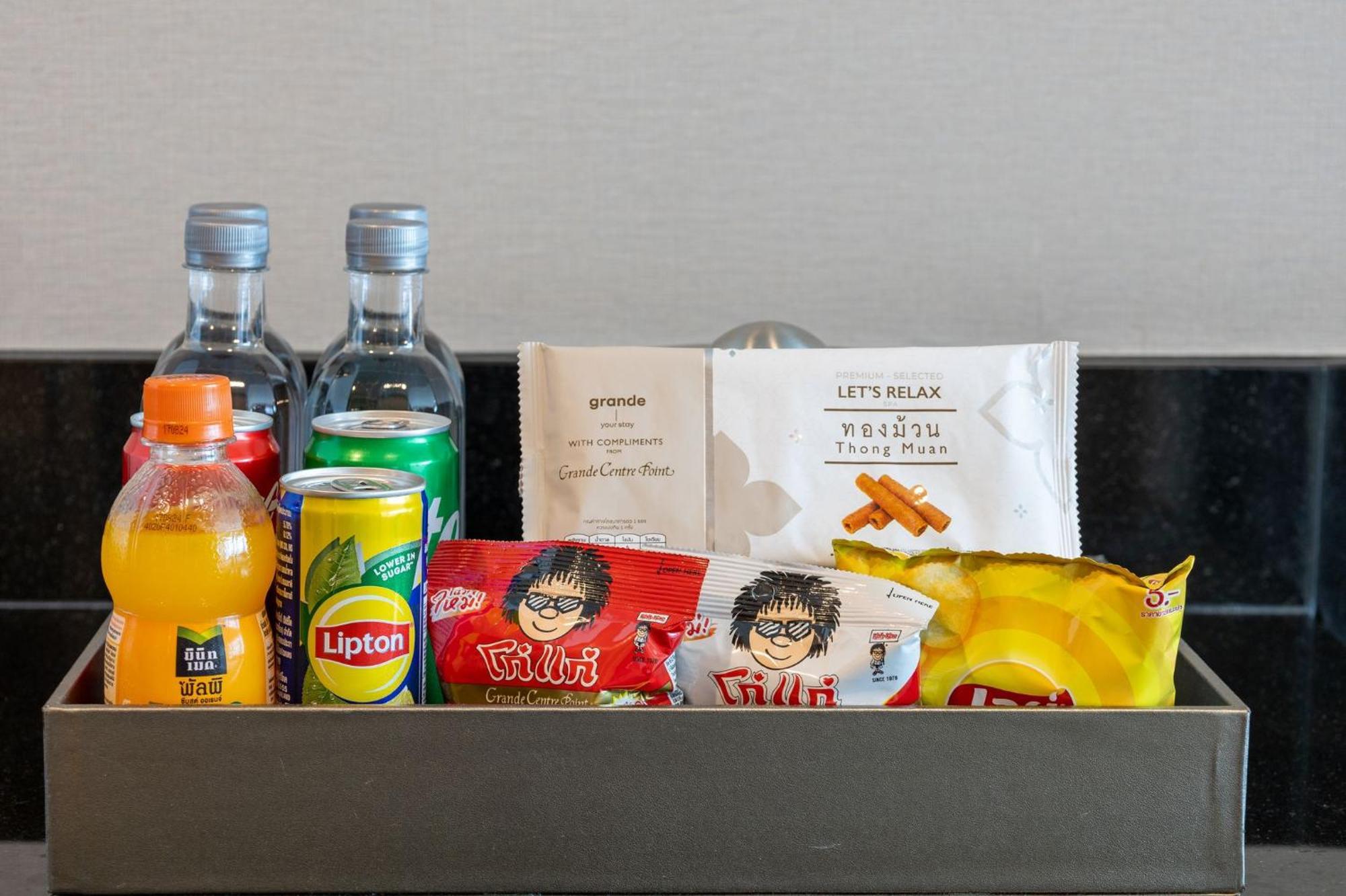 جراند سنتر بوينت سوكومفيت 55 ثونغ لو - SHA Plus بانكوك المظهر الخارجي الصورة A selection of snacks and drinks in a hotel room
