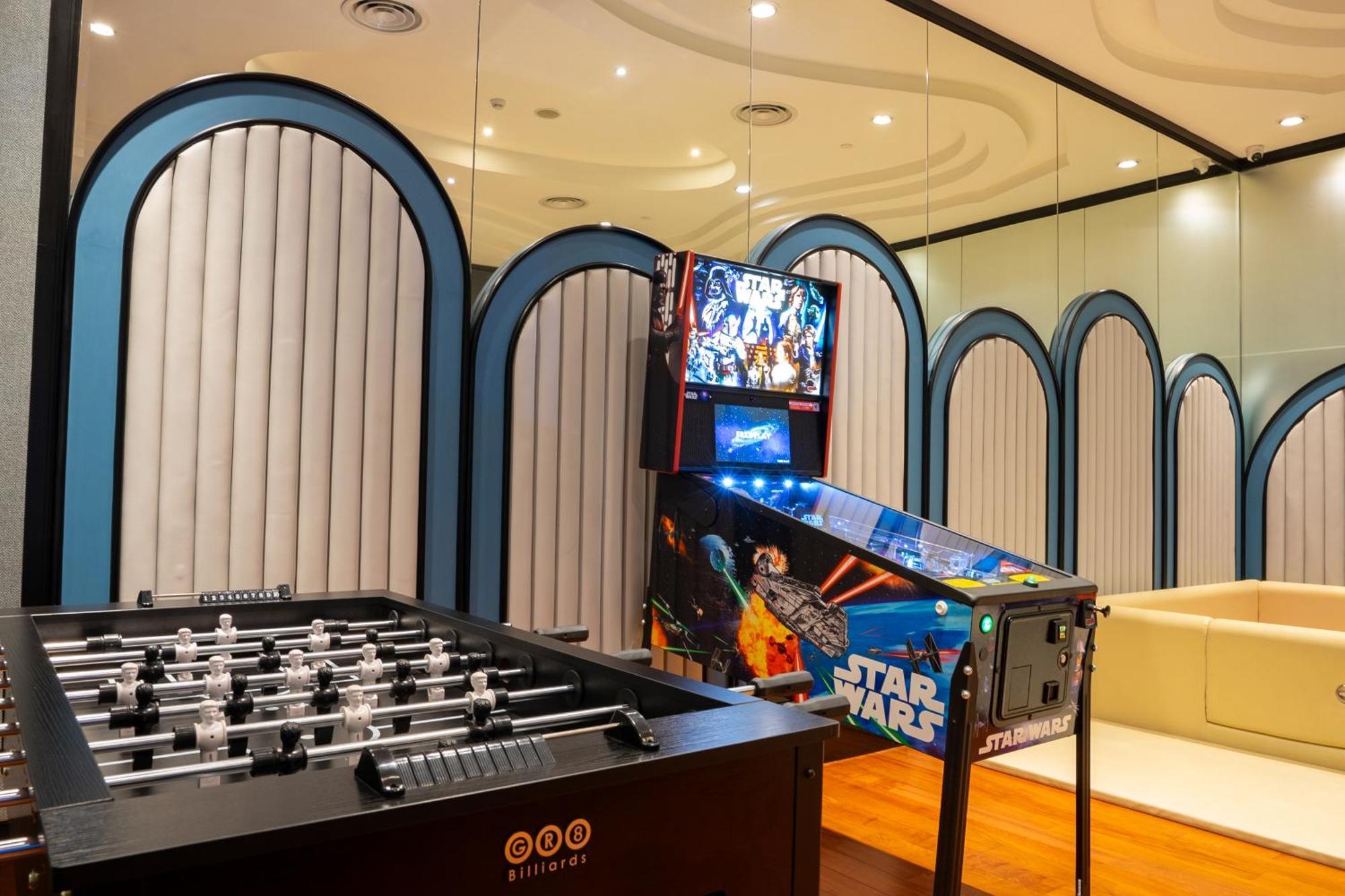 جراند سنتر بوينت سوكومفيت 55 ثونغ لو - SHA Plus بانكوك المظهر الخارجي الصورة A Star Wars pinball machine