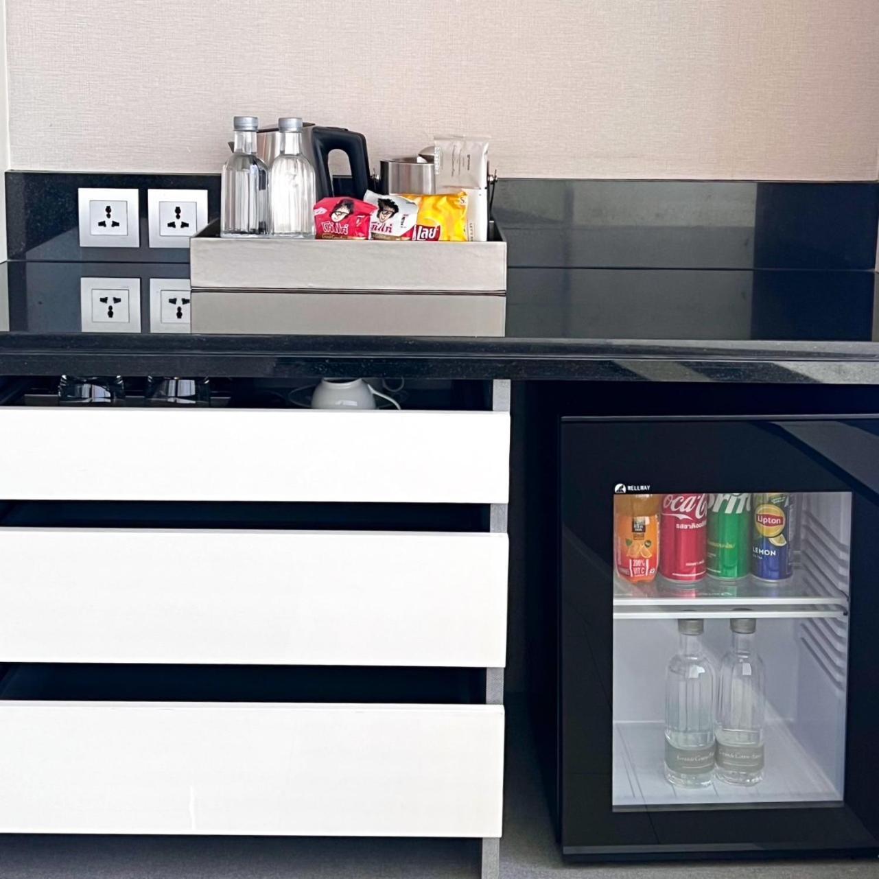 جراند سنتر بوينت سوكومفيت 55 ثونغ لو - SHA Plus بانكوك المظهر الخارجي الصورة A built-in beverage refrigerator