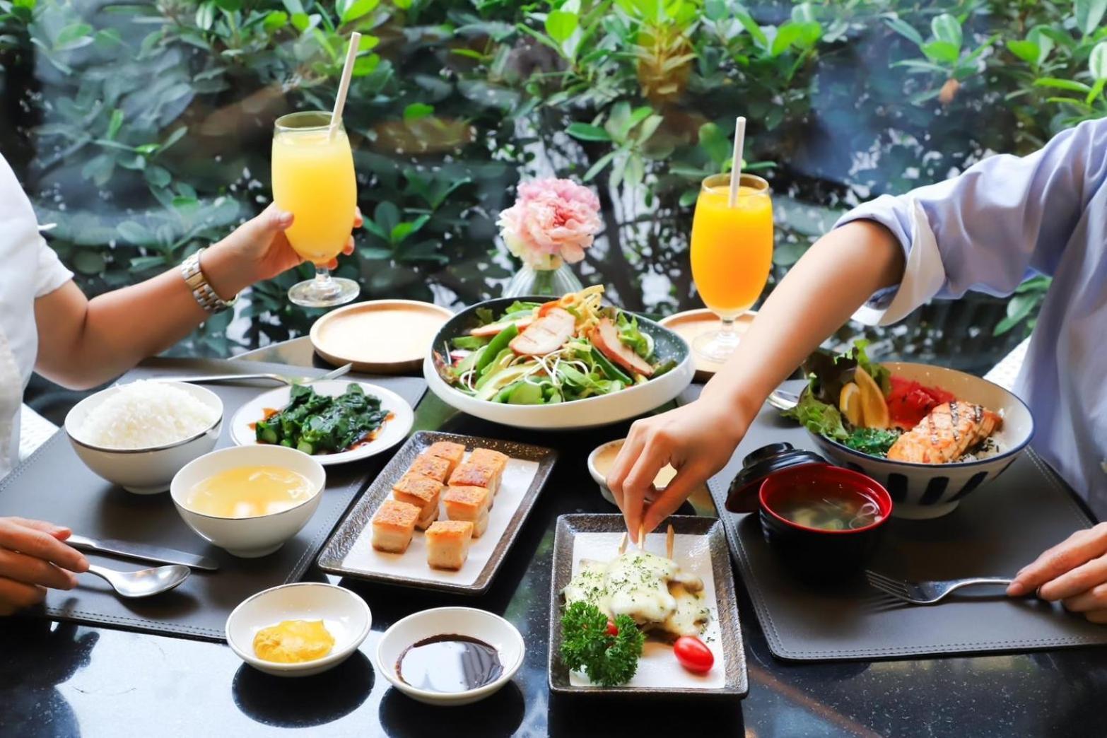 جراند سنتر بوينت سوكومفيت 55 ثونغ لو - SHA Plus بانكوك المظهر الخارجي الصورة A selection of dishes at a Japanese restaurant