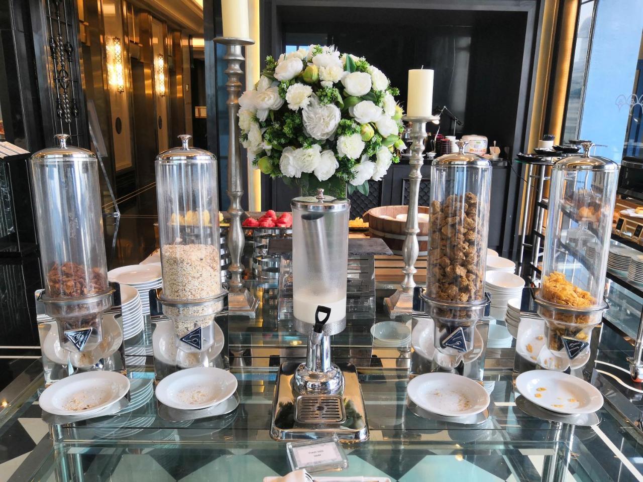 جراند سنتر بوينت سوكومفيت 55 ثونغ لو - SHA Plus بانكوك المظهر الخارجي الصورة A selection of teas at the lobby lounge of the Four Seasons Hotel, Bangkok