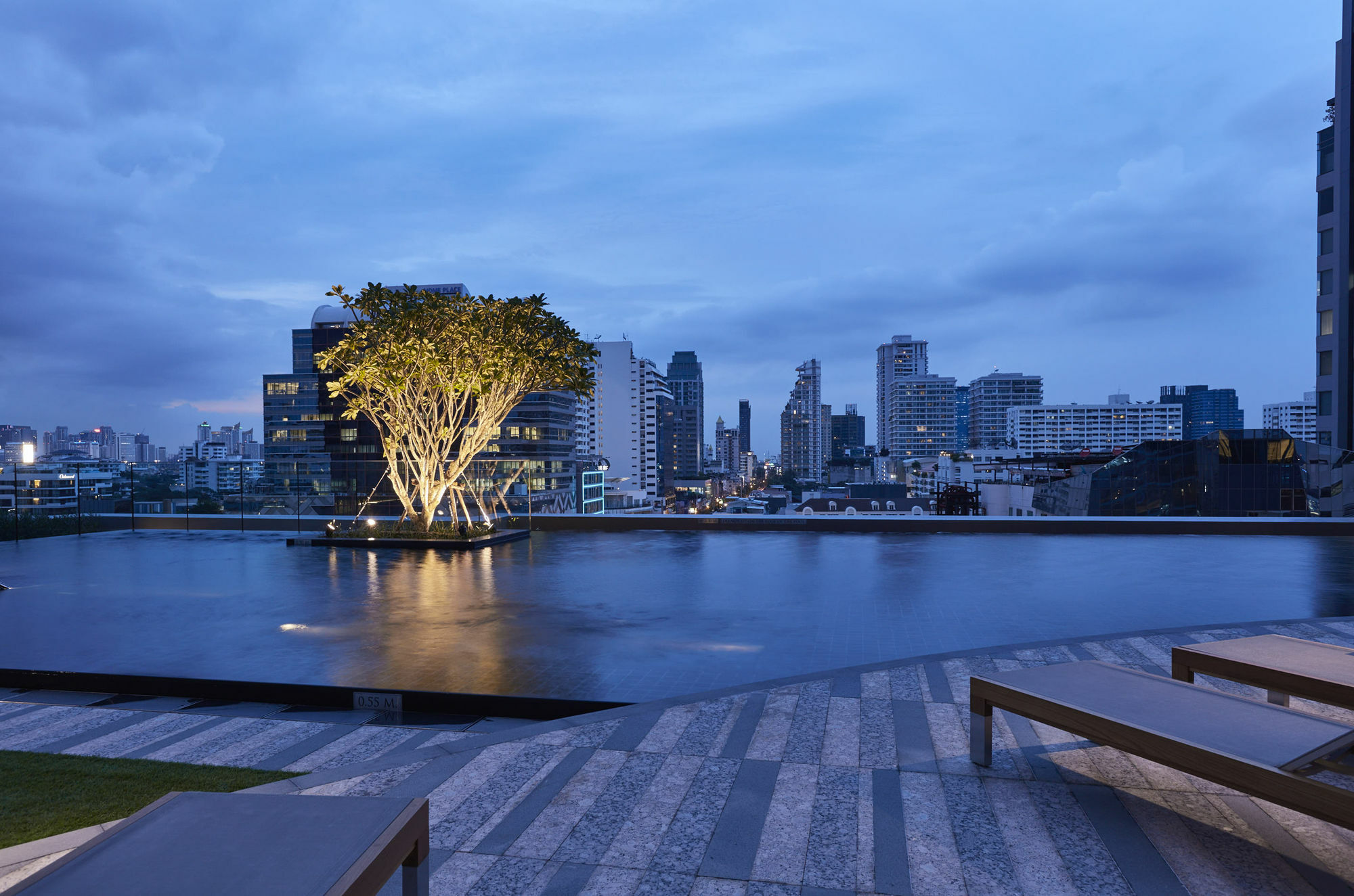 جراند سنتر بوينت سوكومفيت 55 ثونغ لو - SHA Plus بانكوك المظهر الخارجي الصورة View of the Chao Phraya River from the park