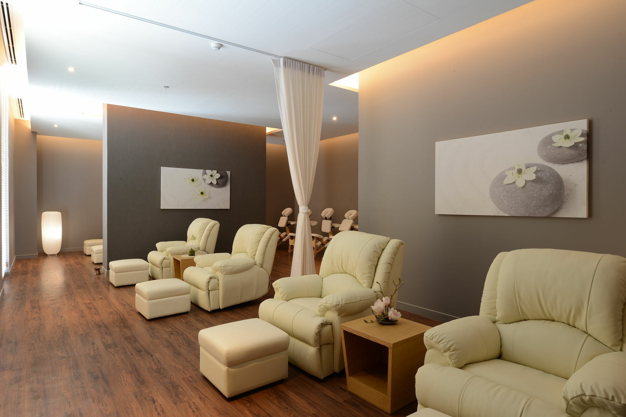جراند سنتر بوينت سوكومفيت 55 ثونغ لو - SHA Plus بانكوك المظهر الخارجي الصورة A foot reflexology salon in Germany